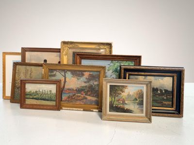 beaucoup de tableaux encadrés posés sur la table