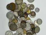 une pile de pièces de monnaie posée sur une surface blanche