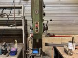une machine qui se trouve dans un atelier où il y a de nombreux outils