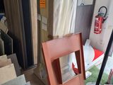 une pile de cartons empilés les uns sur les autres par terre dans une pièce
