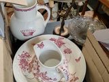 une table sur laquelle se trouvent une théière, une tasse et une soucoupe