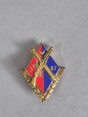 une image représentant une broche dorée et bleue ornée d'une croix