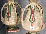 deux vases posés sur une étagère en verre