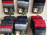 Six paires de boxers pour homme sont exposées sur une étagère
