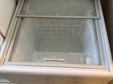 un petit réfrigérateur avec une porte vitrée dans une cuisine