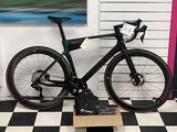 un vélo posé sur une caisse, sur un sol à damier