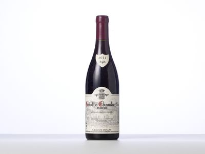 gros plan d'une bouteille de vin sur une table