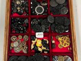 une boîte en bois remplie d'une multitude de boutons de toutes sortes