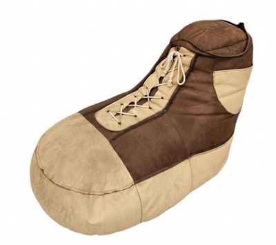 une image représentant une paire de chaussures avec des lacets