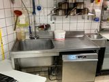 une cuisine équipée d'un évier, d'une cuisinière et d'un lave-vaisselle