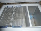 un réfrigérateur blanc avec un panier en métal à l'intérieur