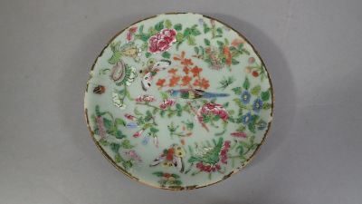 Petite assiette en porcelaine à décor en émaux de la famille…