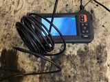 un téléphone portable branché sur un chargeur