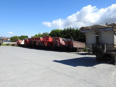 un train qui roule sur les rails dans le parking