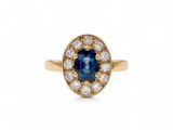 une bague ovale en or jaune, sertie d'un saphir et de diamants