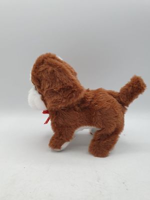 chien en peluche marron et blanc avec un collier rouge, sur fond blanc