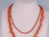 un collier de perles de corail orange sur un mannequin
