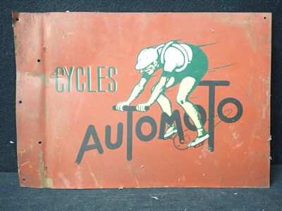 un panneau rouge sur lequel figure un homme à vélo