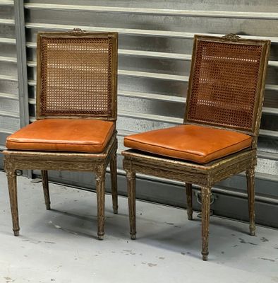 deux chaises placées l'une à côté de l'autre sur le sol