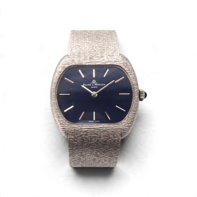 gros plan d'une montre-bracelet sur une surface blanche