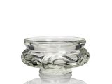 une image représentant un saladier en verre transparent orné d'un motif en spirale