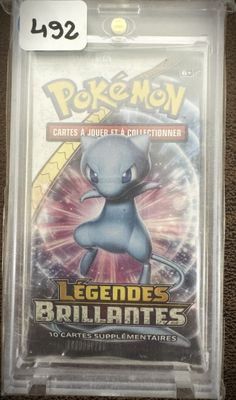 un gros plan sur une carte à collectionner Pokémon dans un étui en plastique