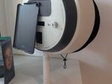 un téléphone portable posé sur un support