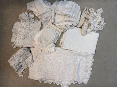 un tas de tissu blanc par terre, à côté d'un téléphone portable