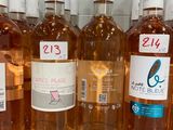 plusieurs bouteilles de vin sont alignées sur une étagère