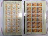 deux pages de timbres sur lesquelles figurent un oiseau et des fleurs
