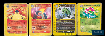 Quatre cartes Pokémon sont alignées les unes à côté des autres sur un fond noir