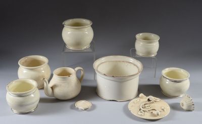 de nombreux types de vases et de bols sur la table