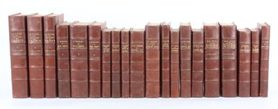 les livres sont alignés en rangées sur une surface blanche
