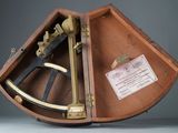 une boîte en bois contenant un sexet en laiton