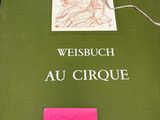 un livre vert sur lequel figure l'image d'un cheval