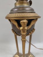 Une lampe à pétrole en laiton et métal en forme d'athénienne… (photo 3)