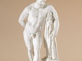 une statue représentant un homme debout à côté d'une statue représentant une femme