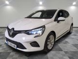 la voiture blanche est garée dans le garage sur un sol en damier