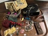 un plateau sur lequel sont disposés divers objets, posé sur une table en bois