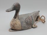 un vieux canard en bois avec une corde autour du cou