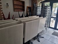 Lot d'environ 14 tables pliantes et 28 chaises tressées