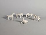 beaucoup de chevaux blancs alignés en rang