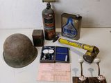de nombreux objets posés sur une table blanche