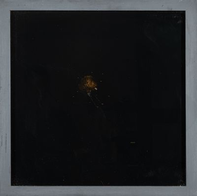 une image représentant un tableau où l'on voit une personne dans une pièce sombre