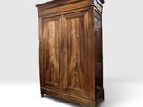 une image d'un meuble en bois avec deux portes et un tiroir
