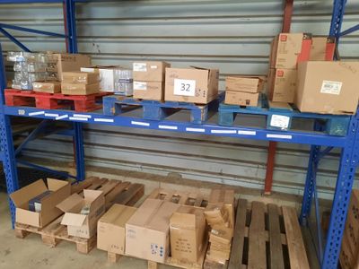 de nombreuses caisses empilées sur les palettes dans l'entrepôt