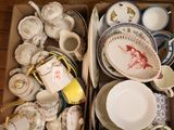 une boîte remplie d'assiettes et de tasses posée par terre