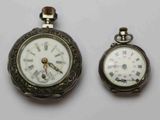 deux horloges placées l'une à côté de l'autre sur une table