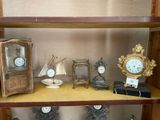 une étagère sur laquelle sont disposées de nombreuses horloges et autres objets