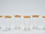 un lot de quatre vases en verre à bordure dorée